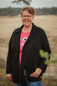 Annet met een zwarte jas stichting naba